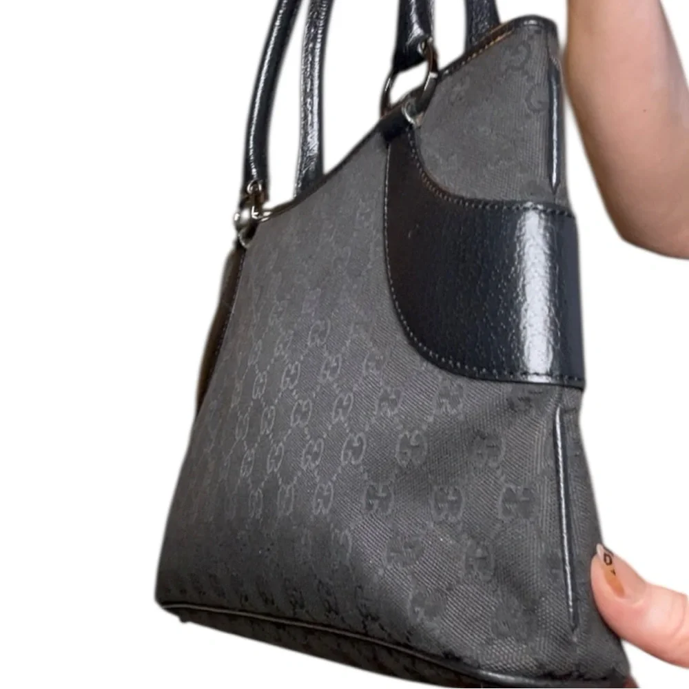 Gucci black GG canvas tote featuring tonal black leather trim - Picture 4 of 16